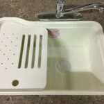 Under‑surface cutting board with right or left slots and drain holes – versatile kitchen accessory